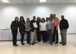 Magíster Antonio Ureña con el equipo de trabajo de Jóvenes y Adultos
