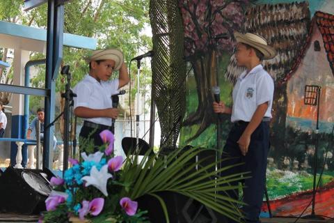 Niños cantando décima