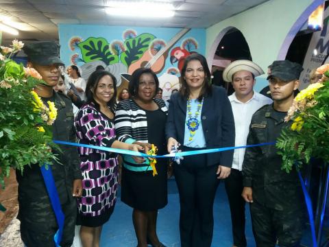 Corte de cinta por parte Rosa Mena, acompañada por Betzy Montero y Anayansi Escobar.