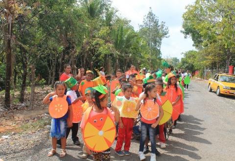 Estudiantes de Tierra Prometida celebran ‘el mundo maravilloso de las frutas’