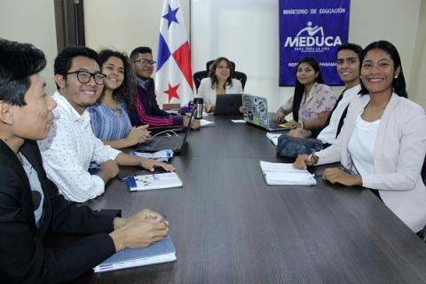 Consejo Juvenil con ministra