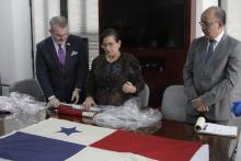 Banderas históricas devuelve Imelda Berguido, gestora del 2 de mayo de 1958.