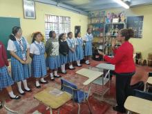 Estudiantes del Centro Educativo San Miguel Febres Cordero de Colón se preparan en el Coro Polifónico