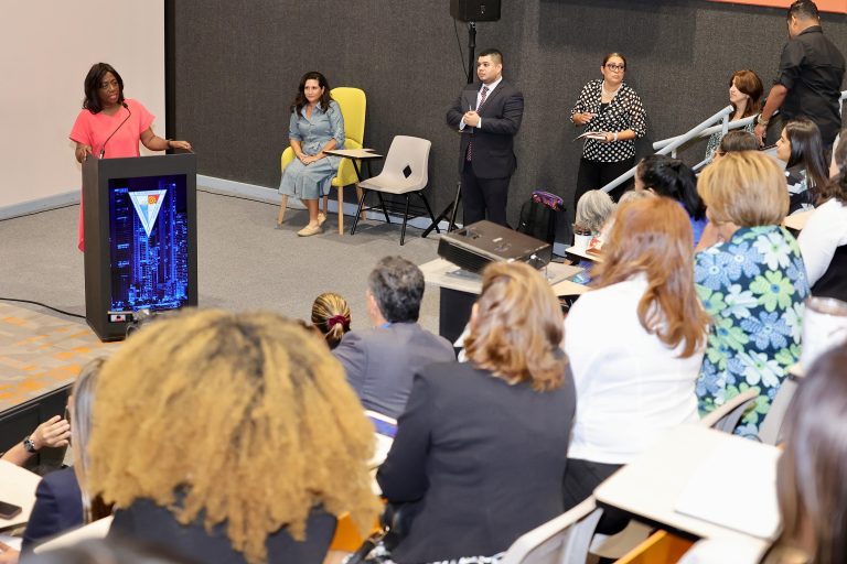 Docentes participan en Foro sobre Inteligencia Artificial