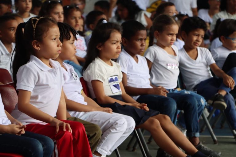 Estudiantes dramatizan la pasión y muerte de Jesucristo