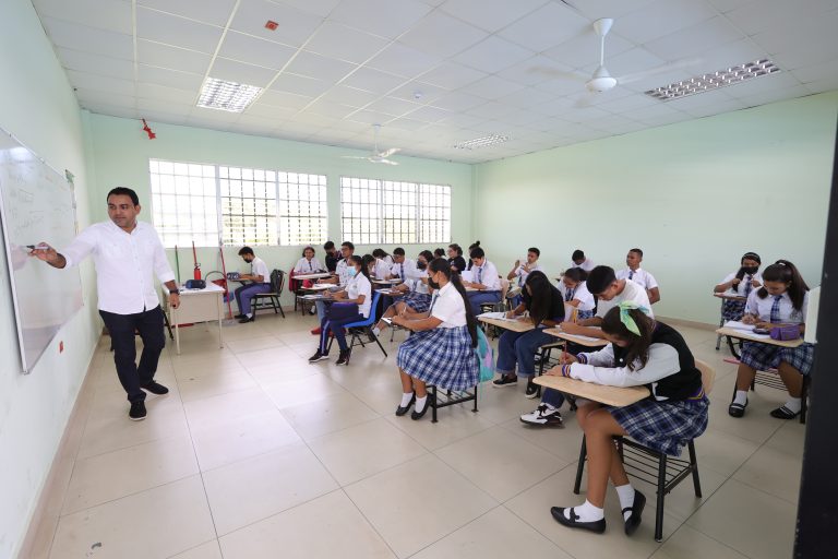 Estudiantes de premedia, media y jóvenes y adultos inician clases este lunes 11 de marzo