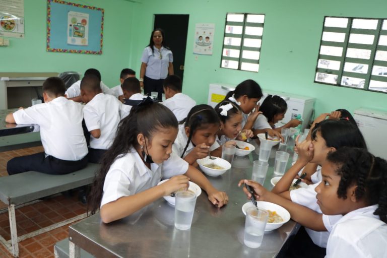 Más de mil escuelas se beneficiarán con programas de alimentación del Meduca