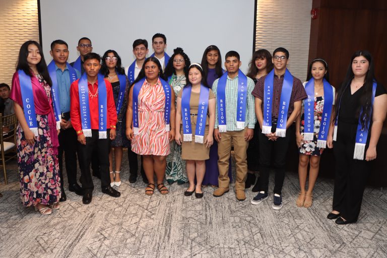 Competidores y jurados del Concurso de Comprensión Lectora fueron recibidos por autoridades