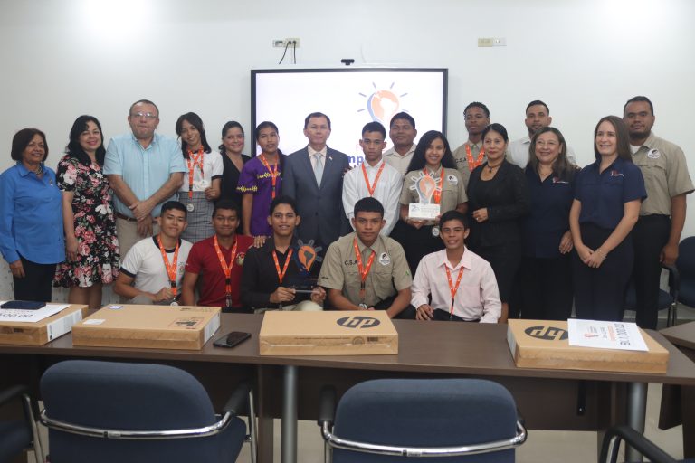 Jóvenes son premiados por sus proyectos de emprendimientos-1
