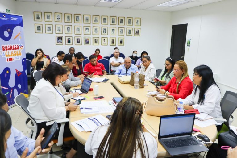 Directores de escuelas y autoridades educativas dan seguimiento a proceso educativo
