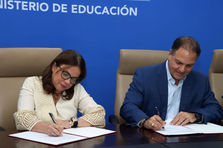 Meduca y la fundación Emprendamos firman convenio