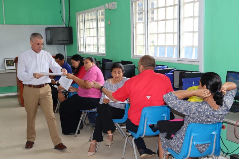 Docentes del CEBG La Cascada participan de taller pedagógico
