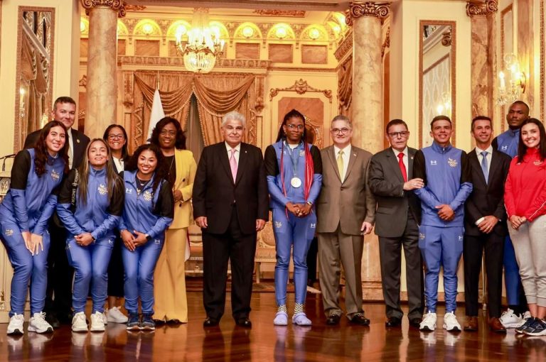 El presidente José Raúl Mulino, con gran emoción, recibió a nuestros atletas que participaron en los Juegos Olímpicos de París 2024