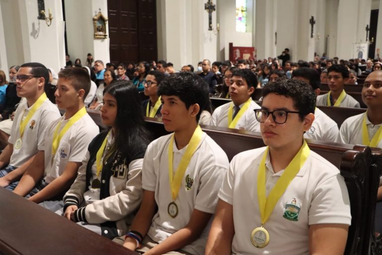 Estudiantes de colegios particulares celebran Día de la Educación Católica