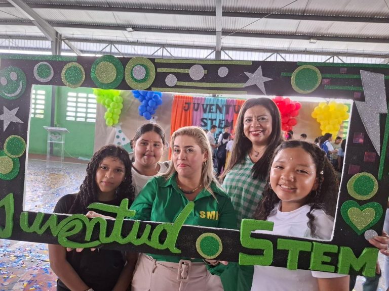 Estudiantes celebran el Día Internacional de la Juventud