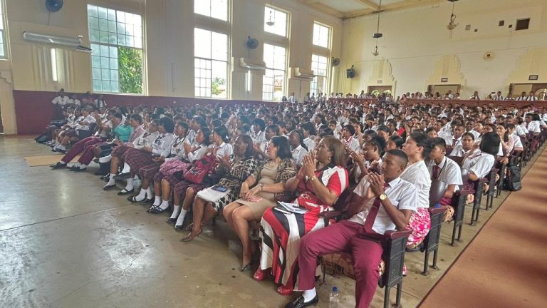 Estudiantes de Colón visitan el buque Burlington.