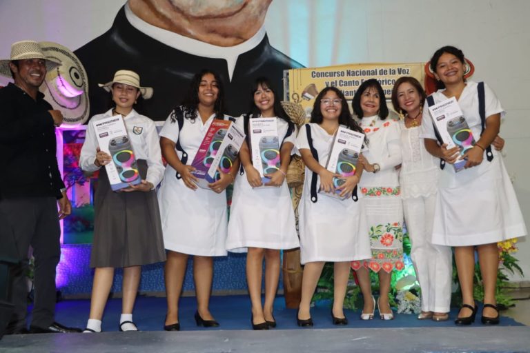 Estudiantes muestran su amor y talento por nuestro folclore