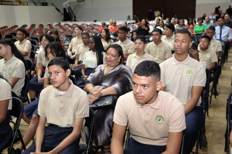 Estudiantes del IPHE culminan con éxito sus estudios de premedia y media