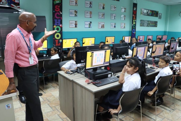Estudiantes de primaria con grandes deseos de aprender el idioma inglés