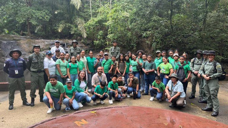 Estudiantes celebran el Día Mundial de la Tierra
