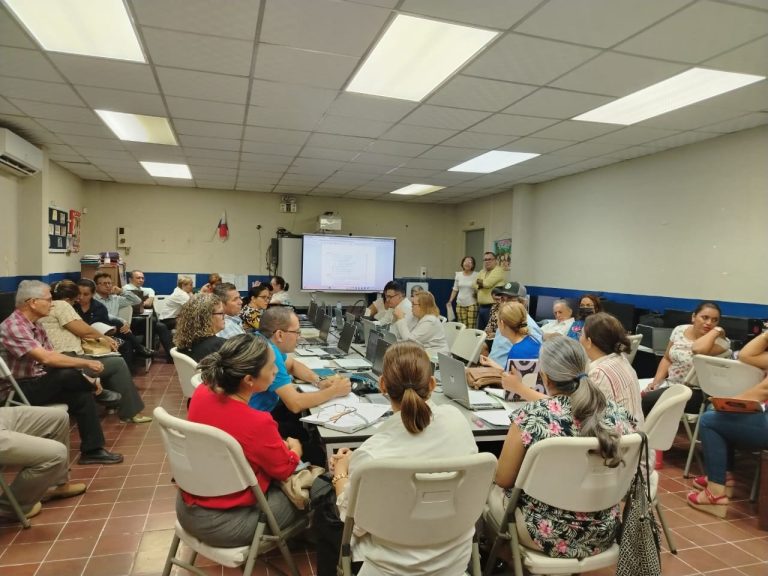Supervisores de Básica General, especialistas en Matemática y docentes unigrados  y  multigrados se reúnen en jornada taller para revisar el programa de estudio.
