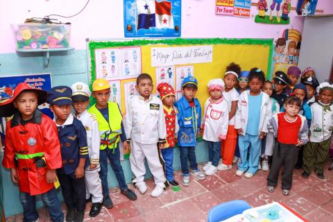 Estudiantes conmemoran el Día Internacional del Trabajador