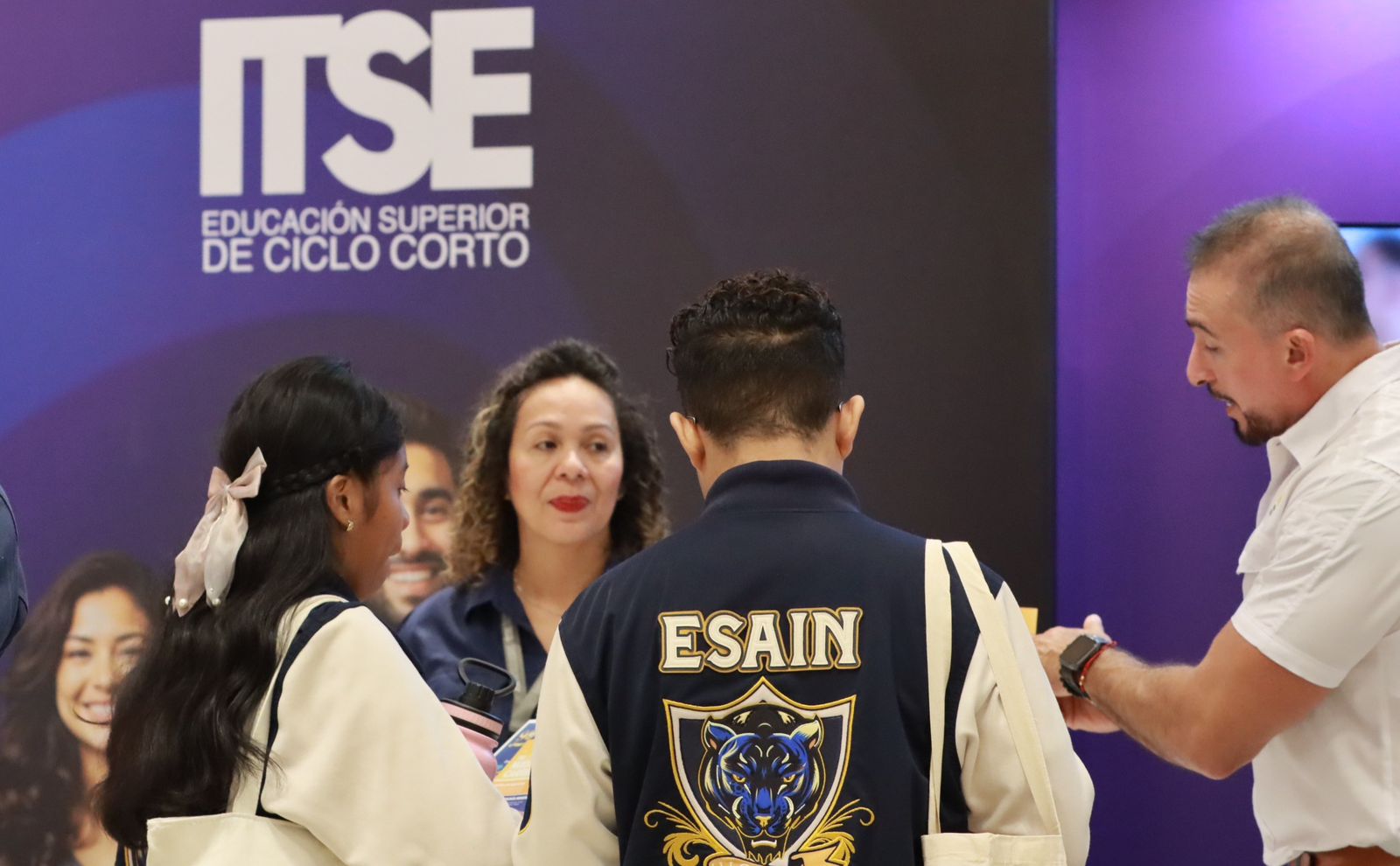 Cientos de estudiantes acuden al primer día de la Expo Vocacional Futuro 3602025-07-01 at 2.47.22 PM (1)