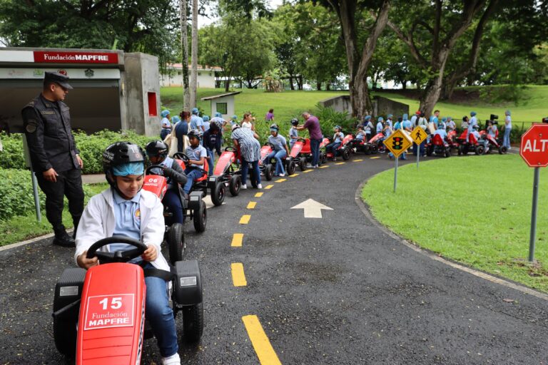 Estudiantes participan en jornada de Educación Vial en el Parque Omar