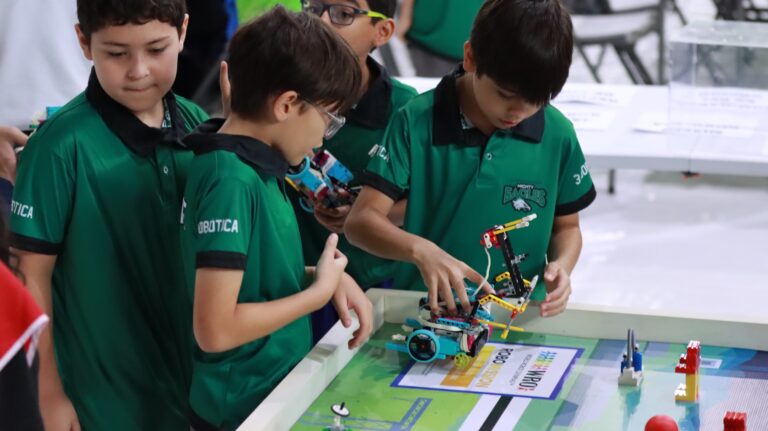 Estudiantes participan de las Olimpiadas Regionales de Robótica